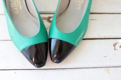 1980s BLACK and GREEN Two Toned Leather Classic Heels....size 7.5 women...heels. sling backs. heels. Vintage Green Heels With Round Toe, Vintage Green Round Toe Heels, Green Low Heel Retro Heels, Vintage Almond Toe Green Heels, Vintage Green Almond Toe Heels, Retro Green Heels For Evening, Vintage Green Heels For Formal Occasion, Vintage Green Heels, Vintage Green Heels For Party