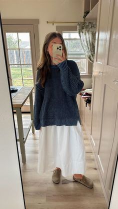 Sweater And Skirt Outfit Casual, Cute Neutral Outfits Aesthetic, Simple Outfits Autumn, Fall Fit Skirt, Winter Fashion Comfy, Long Skirt Chunky Sweater, Loose Outfits For Women Casual, East Coast Cozy Outfit, Clogs With Skirt Outfit