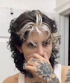 Messy Mullet Women, Masc Lesbian Haircut Medium Length, Long Masc Hairstyles, Short Masc Hairstyles For Women, Cool Masc Haircuts, Short Curly Nonbinary Hairstyles, Hair Dye Ideas For Mullets, Wolfcut Masculine, Medium Grunge Haircut