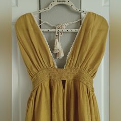 Nwt Beautiful Flowy Halter Maxi Yellow Bohemian Dress For Daytime, Flowy Yellow Midi Dress For Beach, Mustard Sleeveless Maxi Dress For Brunch, Mustard Summer Sundress For The Beach, Mustard Sundress For Summer Vacation, Casual Mustard Maxi Dress For The Beach, Mustard Summer Sundress For Vacation, Summer Mustard Sundress For Vacation, Mustard Maxi Dress For Beach