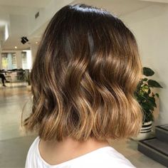 Shatush Hair, Shoulder Haircut, Rambut Brunette, Wavy Bob Haircuts, Wavy Bob Hairstyles, Wavy Bob, Natural Wavy Hair, Haircuts For Wavy Hair, Wavy Bobs