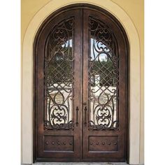 double iron door with clear glass and round top Wrought Iron Front Door, Porte In Ferro, Metal Front Door, Iron Front Door, Iron Entry Doors, Beautiful Front Doors, Hampton Style, Real Estat, Wrought Iron Doors