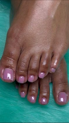 Plain Pedicure Ideas, Round French Pedicure, Polygel Pedicure Ideas, Fall French Pedicure, Purple Toenails With Design, Pedicure Pink Toenails, Feet Nails Color Gel Polish, Pearl Pedicure Ideas, Clear Pink Pedicure