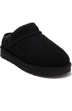 Ugg Classic Slipper, Black Ugg Slippers, Mountain Wear, Shoes Fall, Classic Slippers, Comfy Slippers, Black Uggs, Black Slippers, Suede Slippers