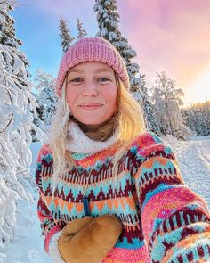 Une Cecilie Oksvold on Instagram: "Igår bestemte jeg meg for å ha en utedag. Droppe alt annet med jobb og hjem, og bare la meg sjøl få ha det litt godt! Jeg har gått litt for lenge med sykdom i kroppen som igjen har hindra meg fra å være så aktiv og mye på tur som jeg både liker og må for å holde meg flytende. Det har psyken merka, og de siste ukene har vært tunge, og gjort hverdagen mer trøblete enn nødvendig. Så da måtte jeg prioritere egenpleie og en dag kun til påfyll av sjela🫶🏻 Det var helt magiske forhold i marka! Gradestokken krøyp under ti minus, vi fikk solgløtt og knitrende snø🥹 Så godt å se J happy og i farta, spesielt etter litt lite markaturer de siste ukene ❤️ Jeg mener at å ta slike påfyllsdager kun for seg sjøl innimellom er noe alle burde gjøre. Jeg vet mange sitter med Nordic Clothing, Norway Fashion, Bright Winter Outfits, Sweet Clothes, Skiing Outfit, Thick Sweaters, Fall Fits, Mood Board Fashion