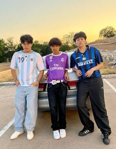 #argentina #intermilan #realmadrid #jersey #blokecore #streetwear #streetstyle #outfits #style #fashion Football Kits Outfit, Retro Jersey Outfit Men, Soccer Outfits Men, Styling Soccer Jersey, Argentina Jersey Outfit, Football Outfit Men, Soccer Jersey Fit