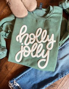 Holly Jolly Sweatshirt, Diy Christmas Sweater Cricut, Cricut Christmas Sweater, Diy Christmas Sweatshirts, Christmassy Outfits, Christmas Sweatshirts Vinyl, Christmas Svg Shirts, Cricut Vinyl Designs, Christmas Tshirt Designs