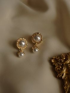 Vintage Outfit Tips #vintage #vintagetrends #womanoutfits #vintageoutfit #fashionactivation #fashionnews Editorial Accessories, Jewelry 2000s, 2000s Accessories, Accessories Editorial, Pearl Earrings Designs, Pearl Jewelry Design, Instagram Jewelry