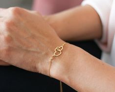 Share your special bond with this delicate heart charm bracelet. This dainty bracelet makes a wonderful gift for Mother, Daughter, Sister, or Best Friend. ITEM DETAILS∙ made entirely from 925 sterling silver, 24k gold vermeil ∙ adjustable size (6.7" - 8.2") (17cm - 21cm)∙ two interlocking heartsPACKAGING & GIFT MESSAGEThis charm bracelet is presented in a Diamond Rose gift box.∙ letterbox gift ∙ Sending the gift directly to the recipient? Add an optional gift message at the checkout, it will Sterling Silver Heart Bracelet, Silver Heart Bracelet, Message Bracelet, Mother Daughter Gifts, White Jewelry Box, Dainty Bracelet, Gold Charm Bracelet, Rose Gift, Aunt Gifts