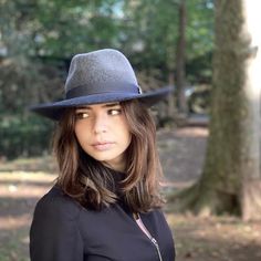 Man and woman fedora hat made of wool felt with wide brim in a beautiful faded grayscale. You can choose the trim between a grosgrain ribbon or a real leather belt finishThe measurements in centimeters are 36 x 34. Brim length 9.5. (These measurements may vary slightly depending on the size of the hat)For its elaboration we only use hoods and capelines of resistant wool felt of very good quality.In our workshop in the Pyrenees we sew and make one by one our hats with wooden molds of our own desi Winter Felt Fedora With Curved Brim, Gray Brimmed Fedora For Fall, Classic Gray Fedora For Fall, Gray Curved Brim Hat For Fall, Gray Curved Brim Hat Bands For Winter, Gray Fedora For Fall, Gray Fedora Hat For Winter, Fall Gray Fedora Hat, Gray Curved Brim Fedora For Winter