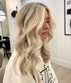 Blonde Hair Inspo Pics, Blonde Hair Old Money, Warm Blonde Hair With Money Piece, Chunky Money Piece Hair Blonde, Creamy Blonde With Money Piece, Subtle Money Piece Blonde, Buttery Blonde With Money Piece, Blended Root Blonde, Full Foil Highlights Blonde With Money Piece