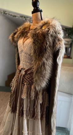 Viking Wedding Fur Cloak Extra Large Fur Cloak Norse Viking - Etsy Viking Wedding Clothes, Vikings Clothes, Viking Outfits, Vikings Costume, Viking Halloween, Viking Wedding Dress, Viking Cloak, Fur Cloak, Viking Crafts