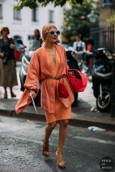 Kimono Street Style, Kimono Ideas, Catherine Baba, Fashion Photography School, Kimono Boho, Street Style Aesthetic, Monochrome Fashion