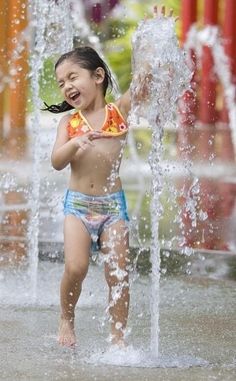 ♥ BLIJ :-) Ontdek spelenderwijs de taal van emoties. TIP's op www.LEKKER-in-je-VEL-spel.nl Water Dance, Happy Child, Splash Park, Summer Loving, Happy Times, Splash Pad, Pure Happiness, Children Playing, Water Play