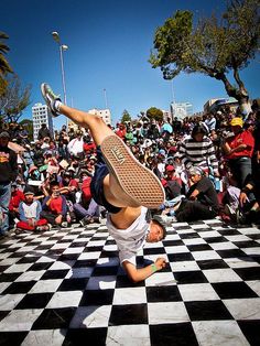 Plaza AbaroaLa PazBolivia3563 meters or 11689 feet above sea level Breakdance Photography, Dance Rooms, Sketch Poses, Defying Gravity, Mens Trendy Outfits, Hip Hop Art, Body Reference Poses