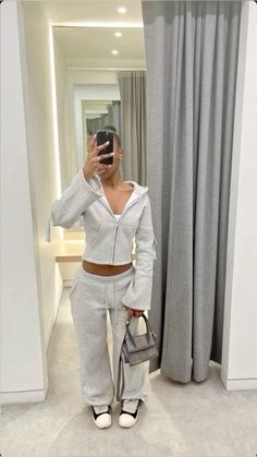 Baddie Joggers Outfit, Grey Joggers Outfit, Restaurant Inspiration, Joggers Grey, Sleek Bun, Winter Fashion Outfits Casual, Joggers Outfit, Casual Joggers, Lazy Day Outfits