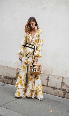 Tendência Bolsa de palha Vacation Maxi Dress, Boho Summer Outfits, Johanna Ortiz, Floral Fashion, Summer Fashion Trends, Vacation Dresses, Boho Maxi Dress