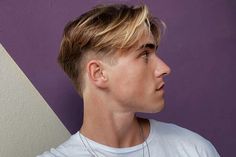 Middle Part Hairstyles Men, Middle Part Haircut, Men Haircut Undercut, Mens Haircuts Short Hair, Middle Part Hairstyles, Taper Fade Haircut, Mens Hairstyles Thick Hair, Boys Hair, Men Haircut Styles