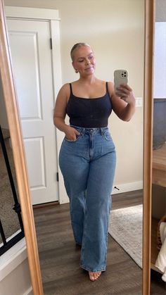 Plus Size Light Wash Jeans Outfit, Cute Jean Summer Outfits, Fit Mid Size, Loose Fit Outfits Women, Everyday Mom Outfits Plus Size, Jeans On Midsize, Size 12 Jeans Outfit, Midsize Outfit Inspirations, Jeans For Chubby Women