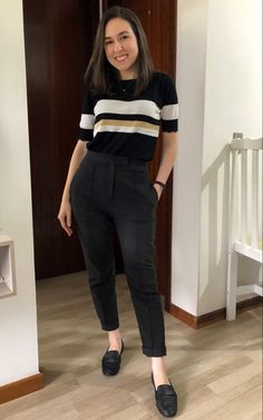 College Professional Outfits, Black Shirt Work Outfit, College Professional Outfits Women, Simple Office Outfits Women, Business Casual Outfits For Work Simple, Women Engineer Work Outfit, Casual Office Outfits Women Jeans, Smart Casual Work Outfit Summer