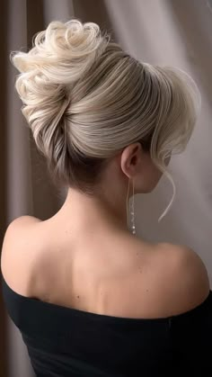 Bun Buns Hairstyle, Middle Part Updo Wedding, Sleek Low Bun Hairstyles, Latest Braid Styles, Sleek Low Bun, Low Bun Hairstyle, Bun Ideas, Hair Stayl, World Hair