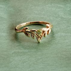 Nature Inspired Rings Gold, Jewellery Inspired By Nature, Non Traditional Rings, Nature Inspired Ring, Peridot Aesthetic, Cottagecore Rings, Cottagecore Wedding Ring, Nature Engagement Rings, Nature Wedding Rings