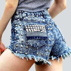 Upgrade your summer wardrobe with the Metal Embellished Distressed Denim Shorts from our 2023 Summer Collection! These year-2000-style shorts feature a wide-leg fit with a mid-waist rise for a classic. yet fashion look. The metal embellishments and distressed details will make you stand out from the crowd. Plus. the zipper and button closure will ensure a secure fit for all your activities.Why You'll Love These Shorts Y2K-Style: Step out in style and take a walk down memory lane with these vinta High Waisted Ripped Shorts, Denim Pants Fashion, Jeans Street Style, 2000 Fashion, Short Women Fashion, Ripped Shorts, Embellished Denim, Short Jeans, Distressed Denim Shorts