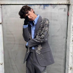 Fashion has always been important to Troye Sivan. The Australian artist has always had an eye for good taste and great style. Tux Prom, Aesthetic Male Outfits, Wedding Dress Suit, New Look Fashion, Street Fashion Men Streetwear, Troye Sivan, Party Suits, Best Style