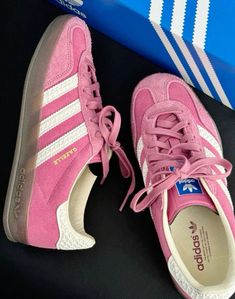 Samba Rose, Pink Sambas, Class Outfits, Preppy Shoes, Kicks Shoes, Quoi Porter, Pretty Shoes Sneakers