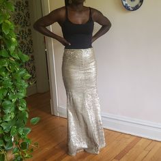 Beautiful Sequin Skirt. Glamorous Flowy Lined Skirt, Glamorous Flowy Midi Skirt, Fitted Glamorous Gold Skirt, Chic Flared Skirt For Party Season, Glamorous Fitted Mini Skirt, Chic Fitted Sequin Skirt, Fitted Gold Mini Skirt, Fitted Midi Skirt For Party Season, Gold Fitted Chic Skirt