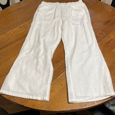 New With Tags Never Worn Casual White Pull-on Pants, White Casual Pull-on Bottoms, Casual White Pull-on Bottoms, White Pull-on Wide-leg Pants, White Pull-on Style Wide-leg Pants, White Wide-leg Pull-on Pants, White Stretch Cotton Capris, White Pull-on Summer Pants, White Stretch Wide Leg Pants With Pockets