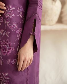 Effortless Glamour: Casual yet Fancy Kurti Fashion Women Kurti Sleeves Design, Sleeves Design For Kuti, Kurta Designs Women Sleeves, Sleeves For Suits Indian, Latest Pakistani Sleeves Design, Pakistani Kurta Sleeves Design, Dress Sleeves Design Indian, Indian Suit Sleeves Design, Slives Designs For Kurti New Latest