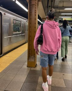 Tomboy Summer Outfits, Jean Shorts Outfit, Jean Short Outfits, Fly Outfit, Streetwear Inspo, Streetwear Aesthetic, Shorts Outfit, Swaggy Outfits, Streetwear Fashion Women