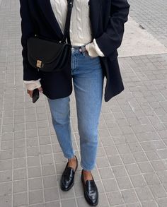 Loafer Outfits Women, Black Loafers Outfit, Loafer Outfits, Paris Outfit Ideas, Parisian Outfits, Loafers Outfit, Spring Essentials, Paris Outfits, Mode Inspo