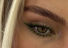 Green Eyes Green Eyeliner, Green Liner Eye Makeup, Green Eyeliner Green Eyes, Pretty Eye Makeup For Green Eyes, Eyeshadow To Make Green Eyes Pop, Makeup With Green Eyeliner, Green Eyeliner Makeup Looks, Green Liner Makeup Looks, Natrulmake Up Looks