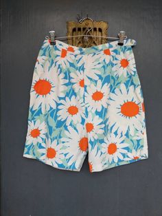 "ADORABLE Vintage 60s High Waist Side Zip Daisy Shorts. In very good used condition! MEASUREMENTS ----------------------- Waist: 13.5\" Length: 18.25\" Rise: 14\" Hips: 20\"" Retro Floral Print Short Bottoms, Retro Floral Print Shorts, Retro Summer Shorts, Fitted Vintage Beach Shorts, Retro Fitted Shorts For Summer, Retro Shorts For Spring, Vintage Shorts For Spring, Retro Summer Lined Bottoms, Vintage Spring Shorts