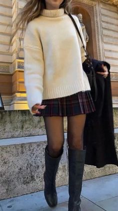 Sixth Form Outfits, Chique Outfit, Skirt And Boots, Skandinavian Fashion, Chique Outfits, Looks Street Style, Blair Waldorf, Fall Fits, Autumn Outfits