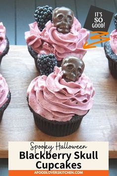 skull cupcakes Blackberry Frosting, Halloween Party Menu, Blackberry Cupcakes, Skull Cupcakes, Berry Cupcakes, Skull Cake, Spooky Halloween Treats, Cupcake Decorating Tips, Halloween Themed Wedding