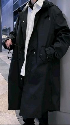 Black Coat Outfit, Fall Coats, Raincoat Outfit, Men Outerwear, Academia Outfits, Coats For Men, Trench Coat Outfit, Hooded Trench Coat, Badass Style