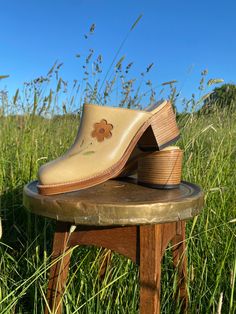 Amazing flower clogs in Camel / vintage yellowish look Instagram: @dandeliethelabel or find the full collection at our website www.dandelie.com Size tabel EUUSUK 3664 376,54,5 3875 3986 4097 419,57,5 42108 Vintage Summer Clogs With Round Toe, Vintage Closed Toe Summer Clogs, Spring Retro Mules With Round Toe, Spring Retro Round Toe Mules, Retro Spring Mules With Round Toe, Vintage Closed Toe Clogs For Summer, Retro Round Toe Mules For Spring, Retro Spring Clogs With Round Toe, Spring Retro Round Toe Clogs