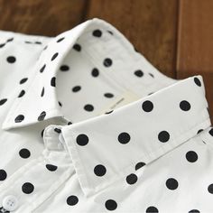 Unser Antonios Shirt Dot Print aus reiner Baumwolle ist die ideale Kombination aus Eleganz, Komfort und Atmungsaktivität. Dieses zeitlose Kleidungsstück hat ein flexibles Punktmuster, das zu allem passt und eine wichtige Ergänzung für Ihre legere oder halbformale Garderobe darstellt.

Dieses Hemd aus einer hochwertigen Leinen-Baumwoll-Mischung ist unübertroffen weich und atmungsaktiv und sorgt dafür, dass Sie den ganzen Tag über bequem und kühl bleiben. Der lockere Schnitt dieses langärmeligen H Polka Dot Shirt With Buttons For Spring, Spring Polka Dot Shirt With Buttons, Polka Dot Cotton Blouse With Buttons, Polka Dot Cotton Blouse With Button Closure, Collared Cotton Polka Dot Tops, Polka Dot Cotton Collared Top, Collared Polka Dot Cotton Top, Polka Dot Collared Cotton Top, Polka Dot Cotton Shirt For Spring