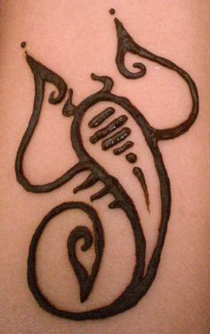 a tattoo design on the back of a woman's stomach, depicting an animal