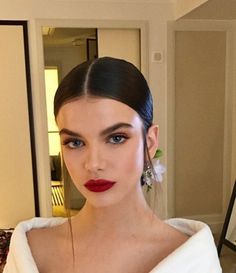 Sonia Ben Ammar Makeup To Try, Prom Makeup Looks, Red Lip Makeup, Smink Inspiration, Penteado Cabelo Curto, Red Lipstick, Wedding Hair And Makeup, Prom Makeup, Glam Makeup