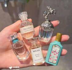 My First Vlog, Alat Makeup, Fragrances Perfume Woman, Lip Gloss Collection, Perfume Collection Fragrance, Fotografi Vintage, Perfume Scents