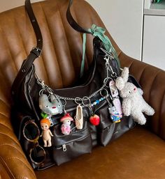 Bag Trinkets, Charm Bag Aesthetic, Bag With Charms Aesthetic, Bag Charms Aesthetic, Jane Birkin Style Bag Charm, Yk2 Handbags, Grunge Purse Handbags, Y2k Bag Charms, Accessorize Bags