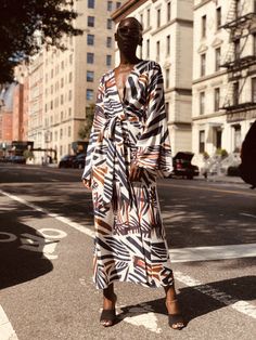 Can be worn as a dress or kimono Convertible, adjustable and can be worn multiple... Small Atelier, Dakar Senegal, Fashion Queen, Mode Abaya, Vacation Dress, Flowy Maxi Dress, Printed Wrap Dresses, Nyc Fashion, Kimono Dress