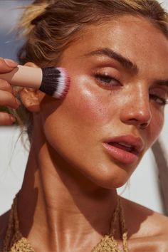 THE KEY TO THE MOST FLAWLESS AND BLENDED GLOW. Our Blending Face Brush was created for the most flawless application of our N°18 Illuminating Beauty Balms. It spreads product evenly and precisely in the most effortless way. How To Use: Swipe N°18 beauty balm directly onto skin and work brush in circular motions to help blend your glow over cheekbones, temples & nose. wash your brush with mild soap and water as necessary. Made with synthetic bristles. Make Up Branding Photoshoot, Back To School Makeup Looks, Ugc Makeup, Lux Unfiltered, Applying Makeup, Beauty Balm, Beauty Ad, Unique Makeup, Beauty Products Photography