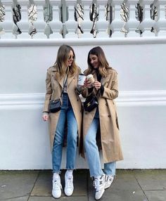 New Balance Outfit Ideas, Stylish Street Style, Latina Outfit, Trench Coat Outfit, Beige Trench Coat, Beige Outfit, New Balance 574