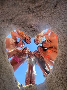 Instagram Photo Outfits, Bestie Wallpaper Ideas, Beach Holiday With Friends, Hoț Girl Summer Ideas, Summer Bff Pictures, Beach Pictures Poses Friend Group, Summer Dump Ideas, Beach Picture Ideas For Friends, Foto Shoot Ideas