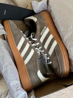 Adidas spezial brown #aesthetic #streetstyle #fashion #fashionista Brown Spezial Adidas, Adidas Spezial Brown, Shoe Collection Aesthetic, Brown Adidas, Adidas White Shoes, High Fashion Looks, Adidas Spezial